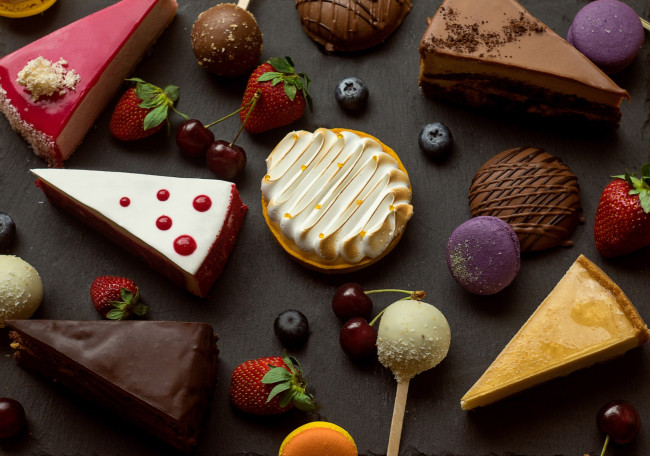 Обои картинки фото еда, торты, клубника, пирожные, сладости, торт, ассорти, голубика, вишня, конфеты, десерт