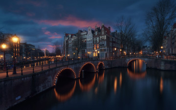 обоя города, амстердам , нидерланды, мостики, амстердам, канал, вечер, город, дома, огни, свет
