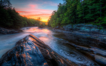 Картинка природа реки озера каменистый лес сосна водоем небо облака закат река камни скалы берег течение вечер