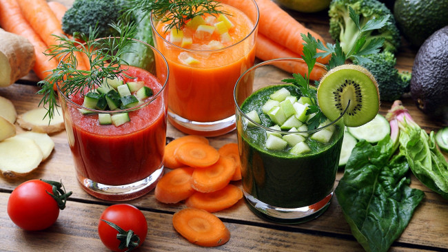 Обои картинки фото еда, напитки,  сок, соки, ассорти, помидоры, морковь, томаты