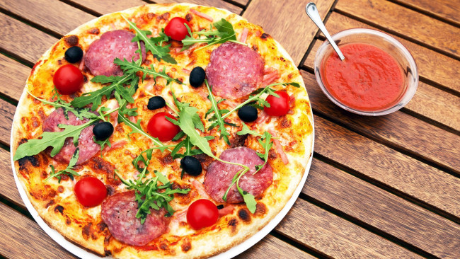 Обои картинки фото еда, пицца, салями, соус, томаты, помидоры