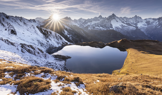 Обои картинки фото природа, горы, озеро, солнце, снег, лучи