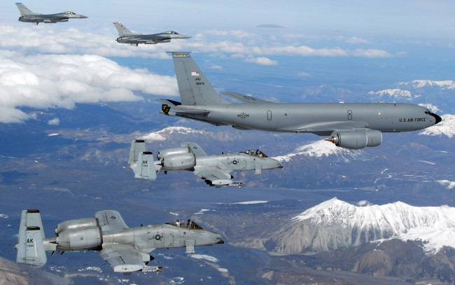 Обои картинки фото авиация, разные вместе, авиационная, группа, истребитель, военная, сопровождение