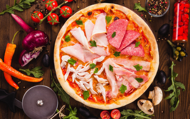 Обои картинки фото еда, пицца, ветчина, курица, лук, томаты, грибы, перец, колбаса, помидоры