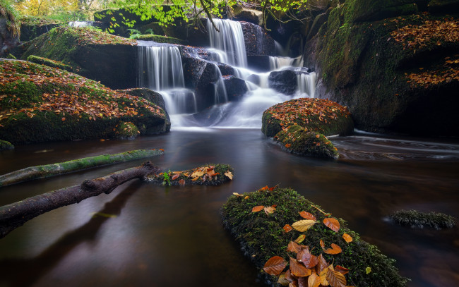 Обои картинки фото природа, водопады, река, листья, осень, бретань, brittany, france, каскад, водопад, франция, камни, saint-herbot