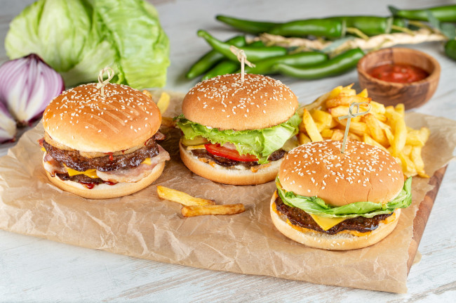 Обои картинки фото еда, бутерброды,  гамбургеры,  канапе, фри, овощи, гамбургер
