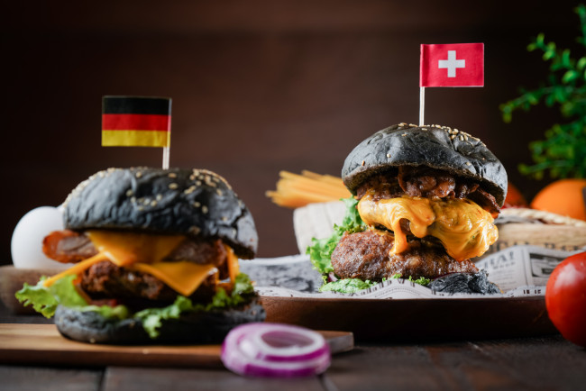 Обои картинки фото еда, бутерброды,  гамбургеры,  канапе, начинка, гамбургер, флаг
