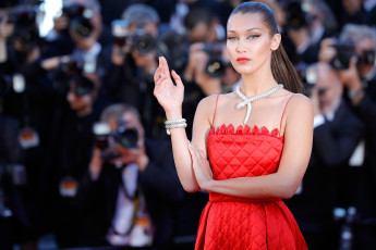 Картинка bella+hadid девушки bella hadid девушка модель красавица стройная сексуальная поза макияж причёска фигура наряд стильная мода