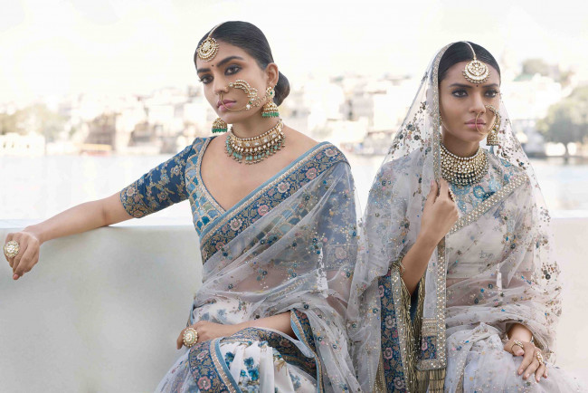 Обои картинки фото sabyasachi mukherjee, девушки, sabyasachi, mukherjee, bollywood, индианки, две, индианка, девушка, брюнетка, красавица, актриса, поза, украшения, драгоценности, индия, макияж, лицо