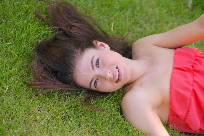 Обои картинки фото девушки, jenna kseniya, трава, поза, улыбка