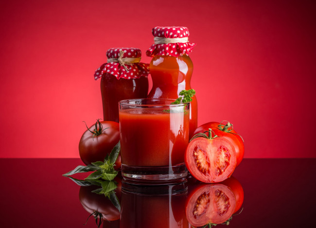 Обои картинки фото еда, напитки,  сок, стакан, отражение, стол, бутылки, помидоры, красный, фон, томатный, сок, заготовка