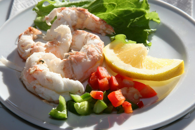 Обои картинки фото еда, рыбные блюда,  с морепродуктами, овощи, креветки, лимон