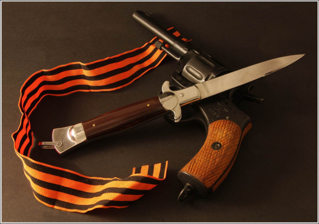 Обои картинки фото оружие, холодное, георгиевская, наган, нож, фон, лента