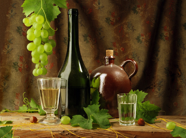 Обои картинки фото еда, напитки, вино, бутылка, виноград, жбан, рюмки