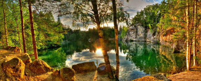 Обои картинки фото природа, реки, озера, скалы, свет, отражение, солнце, камни, озеро, лес