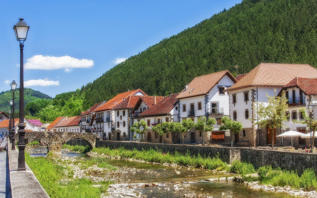 Обои картинки фото ochagavia, navarre, spain, города, улицы, площади, набережные, очагавиа, наварра, испания, река, мост, фонари, набережная, здания, горы, лес