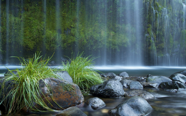 Обои картинки фото природа, водопады, водопад, деревья, трава, валуны