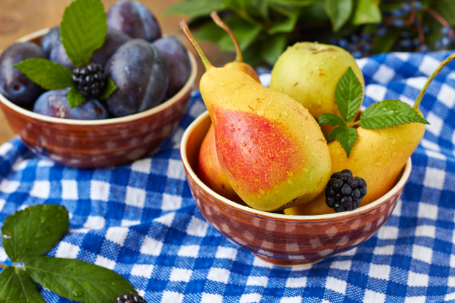 Обои картинки фото еда, фрукты, ягоды, сливы, ежевика, груши