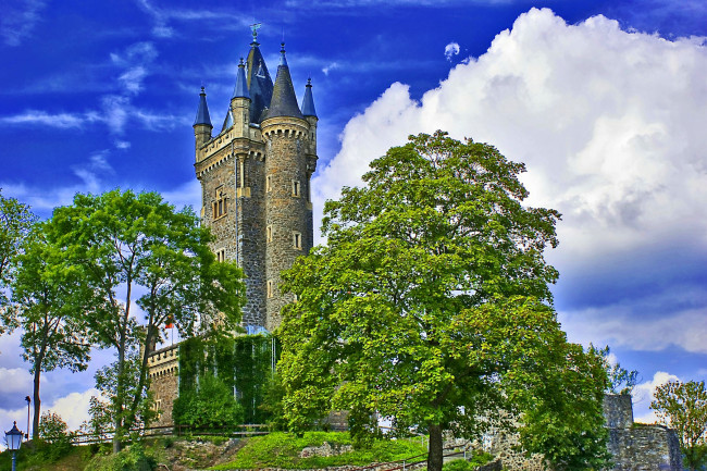 Обои картинки фото германия, гессен, города, дворцы, замки, крепости, готика, деревья, холм, парк, шпили, башни, замок