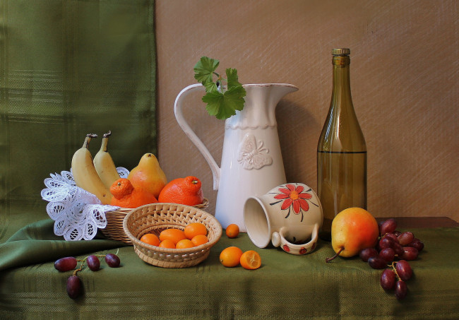 Обои картинки фото еда, натюрморт, апельсины, бананы, бутылка, груши, кувшин, виноград, кумкваты
