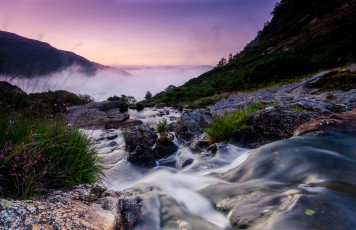 Картинка природа горы камни поток река великобритания уэльс пейзаж туман утро