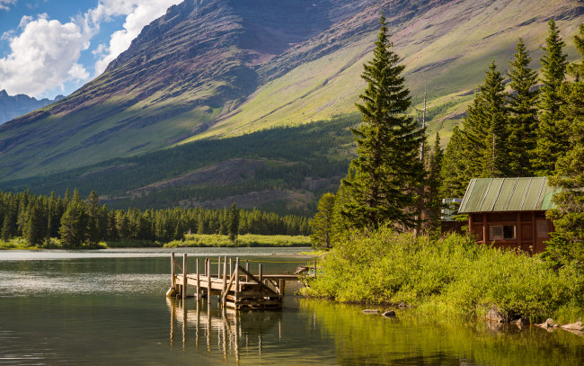 Обои картинки фото природа, пейзажи, glacier, national, park, hike, lake, мостик, домик, деревья, озеро, горы, небо, сша, montana