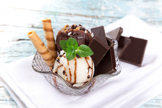 Обои картинки фото еда, мороженое,  десерты, вазочка, орехи, шоколад