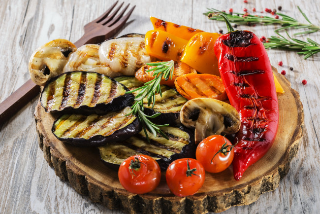 Обои картинки фото еда, шашлык,  барбекю, перец, грибы, барбекю, barbekyu, баклажаны, помидоры, томаты