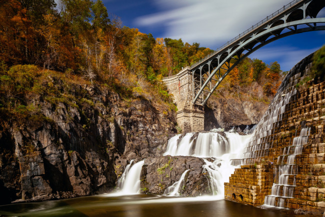 Обои картинки фото природа, водопады, водопад, мост, река, лес, скалы, ущелье