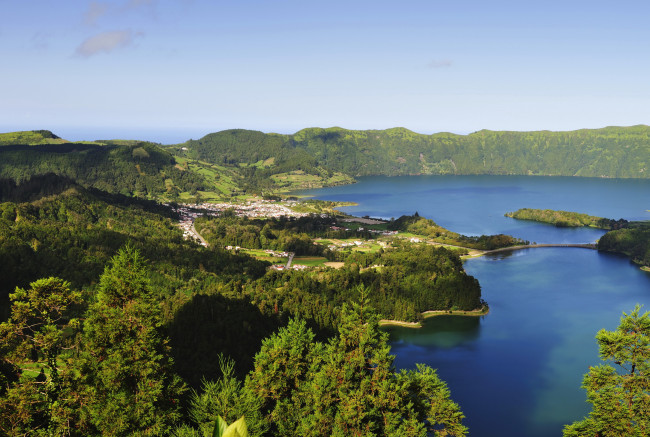 Обои картинки фото азорские острова португалия, природа, пейзажи, деревья, португалия, пейзаж, острова, озеро, лес, азорские