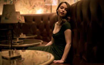 Картинка девушки emilia+clarke актриса диван столики торшер эмилия кларк
