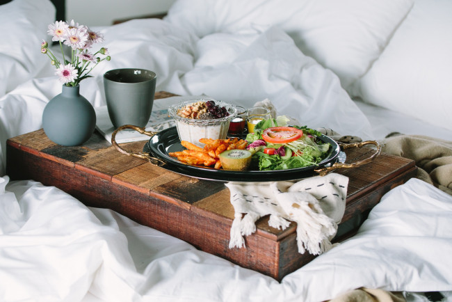 Обои картинки фото еда, салаты,  закуски, завтрак, ассорти, постель