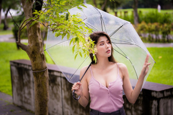 Картинка девушки -+азиатки зонт декольте