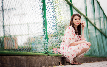 Картинка девушки -+азиатки платье поза