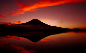 Картинка природа восходы закаты вечер горы закат отражение небо багряное красное пейзаж вода красота