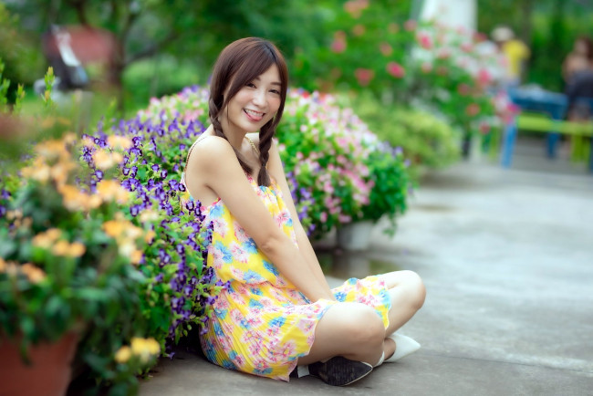 Обои картинки фото девушки, - азиатки, клумба, цветы, азиатка, косички, поза
