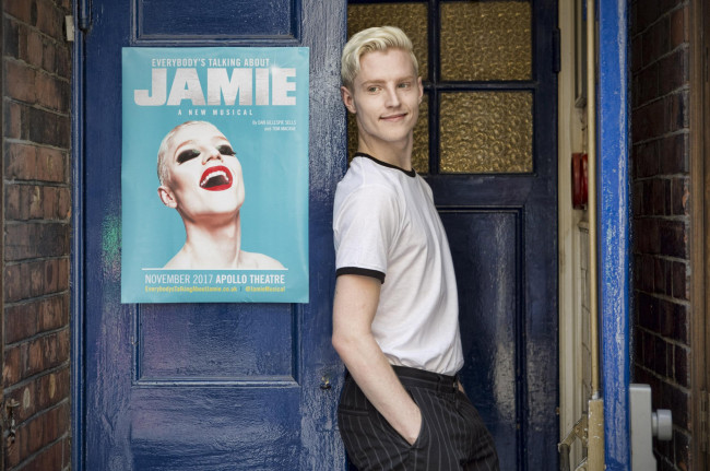 Обои картинки фото кино фильмы, everybody`s talking about jamie, парень, дверь, плакат