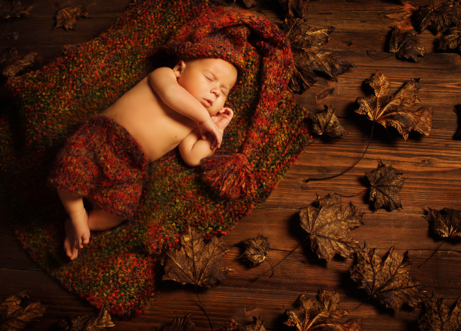 Обои картинки фото разное, дети, младенец, шапка, плед, листья