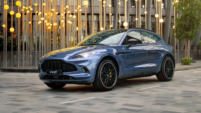 Обои картинки фото aston martin dbx, автомобили, aston martin, синий, здание, фонари