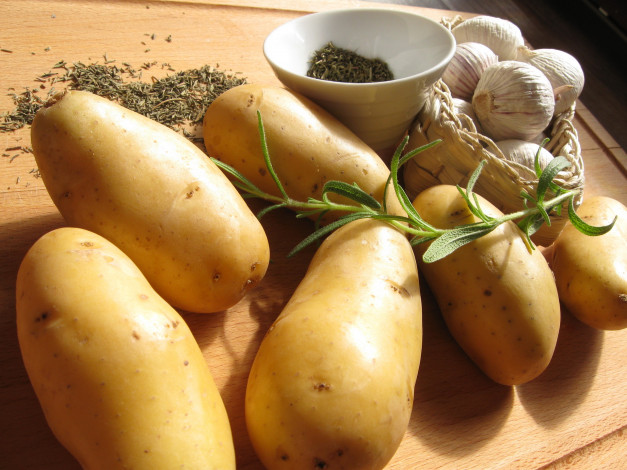 Обои картинки фото автор, varvarra, еда, картофель, розмарин, приправы, чеснок, картошка