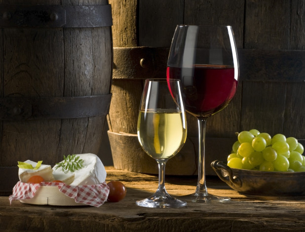 Обои картинки фото еда, напитки, вино, бокалы, сыр, виноград, бочки