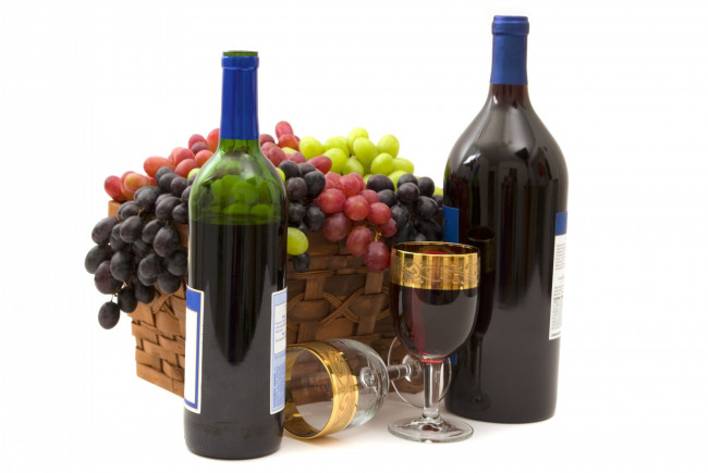 Обои картинки фото еда, напитки, вино, корзина, бокалы, бутыли, виноград