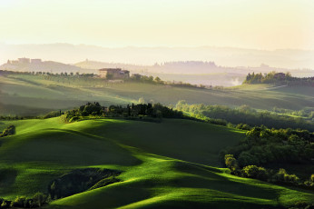 Картинка природа пейзажи италия дома поля деревья холмы дымка тоскана утро рассвет