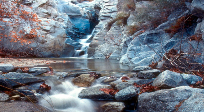 Обои картинки фото природа, водопады, кусты, осень, ручей, горы, скалы, водопад