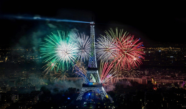Обои картинки фото города, париж, франция, эйфелева, башня, ночь, фейерверк