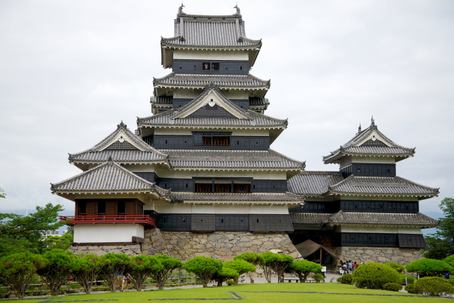 Обои картинки фото matsumoto, castle, города, замки, Японии, газон, лужайка, парк, деревья, замок