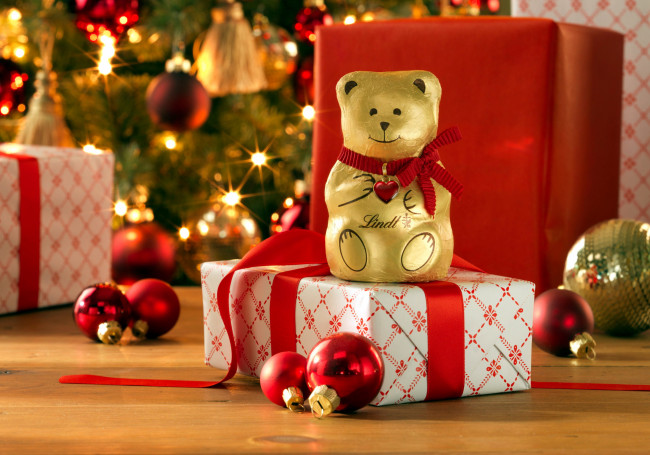 Обои картинки фото праздничные, подарки, коробочки, фигурный, шоколад, коробки, шарики, елка