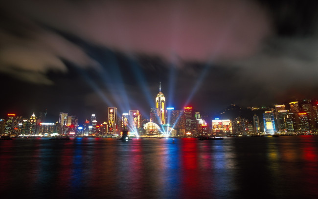Обои картинки фото города, гонконг , китай, огни, ночь, облако, лучи, небоскребы