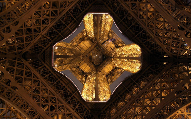 Обои картинки фото города, париж , франция, эйфелева, башня, свет, конструкция, ракурс