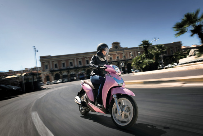 Обои картинки фото мотоциклы, мото с девушкой, девушка, мотоцикл, фон, взгляд